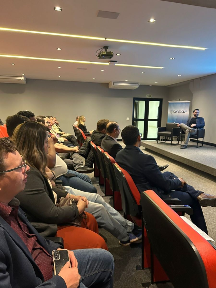 Plateia atenta durante apresentação no auditório do evento CORECON-MS