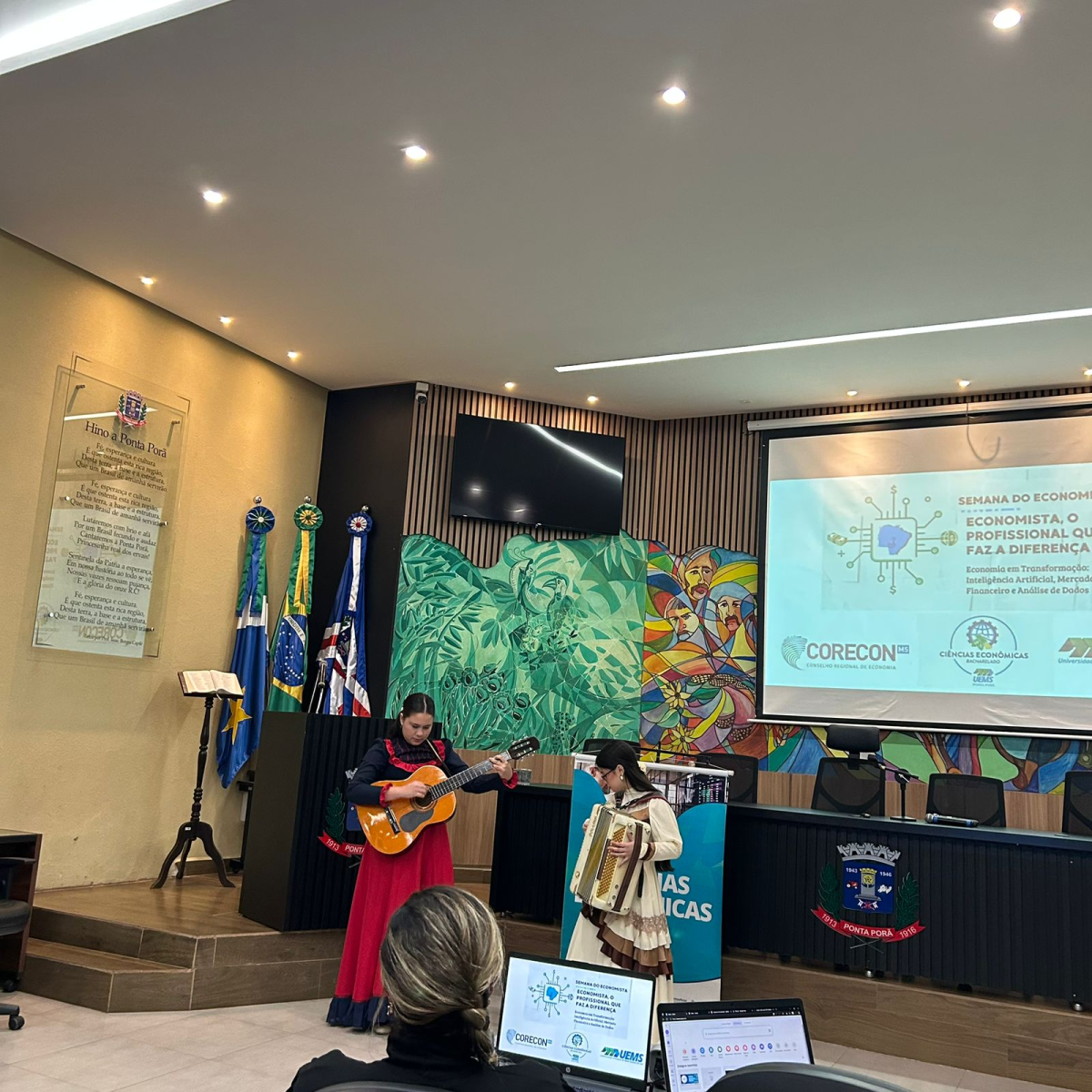 Apresentação cultural com violão e sanfona no palco do evento em Ponta Porã