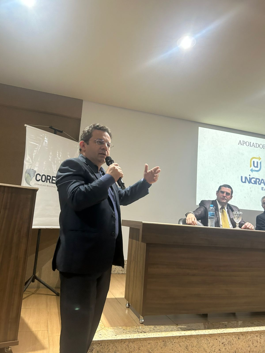 Palestrante em pé durante apresentação