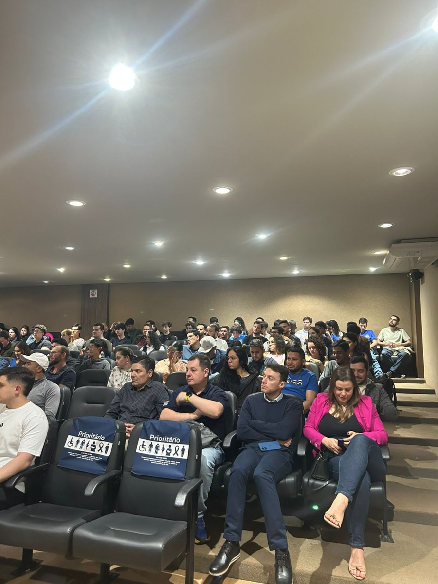 Plateia atenta no auditório do evento