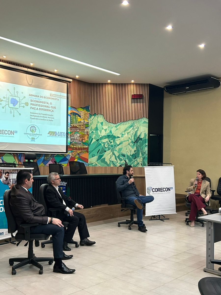 Mesa de debate com palestrantes na Semana do Economista 2025 em Ponta Porã